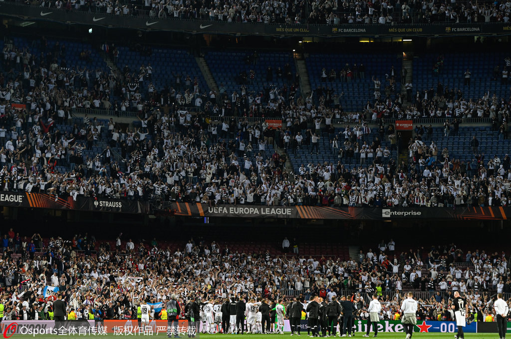 奇异果体育官网- 法兰克福市长亲临更衣室，祝贺欧联杯夺冠壮举