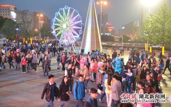 奇异果体育- 奥格斯堡街头足球赛火爆，吸引数千市民参与